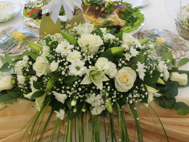 Цветы на свадебный стол жениха и невесты — Ариадна
